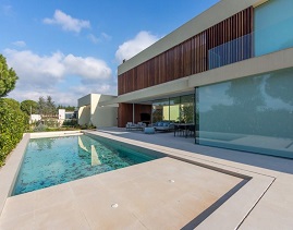 Auf dem Golfplatz Peralada gelegen, zwischen den Pyrenäen und den Gewässern der Costa Brava, gestreichelt von dem mediterranen Klima und verschmolzen mit der wunderschönen natürlichen Umgebung des Empordà, eine Quelle der Inspiration für große Genies wie Dalí.