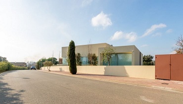 Auf dem Golfplatz Peralada gelegen, zwischen den Pyrenäen und den Gewässern der Costa Brava, gestreichelt von dem mediterranen Klima und verschmolzen mit der wunderschönen natürlichen Umgebung des Empordà, eine Quelle der Inspiration für große Genies wie Dalí.